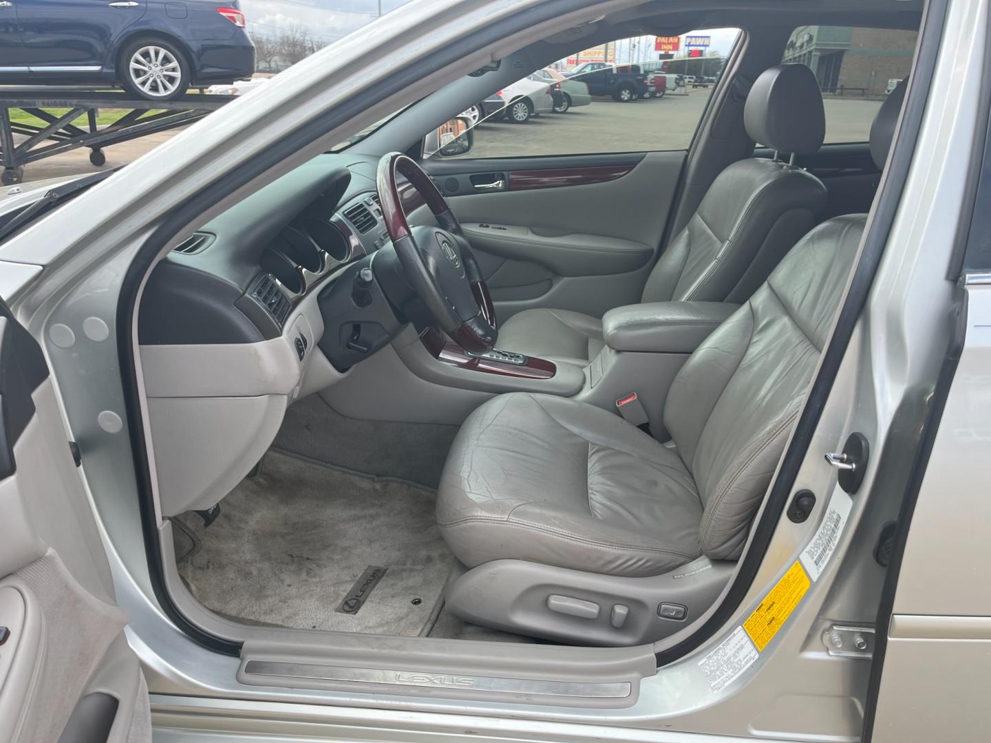 2003 SILVER /gray Lexus ES 300 Sedan (JTHBF30G135) with an 3.0L V6 DOHC 24V engine, 5-Speed Automatic Overdrive transmission, located at 14700 Tomball Parkway 249, Houston, TX, 77086, (281) 444-2200, 29.928619, -95.504074 - Photo#8